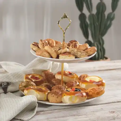 servis tepsisinde bulunan tuzlu kuru pastalar