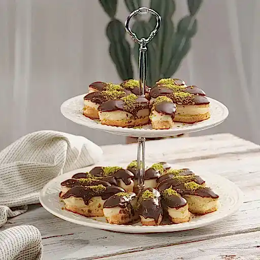 iki katlı servis tepsisinde duran Liva ekler