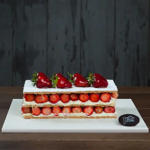 Çilekli Milföy Özel Pasta